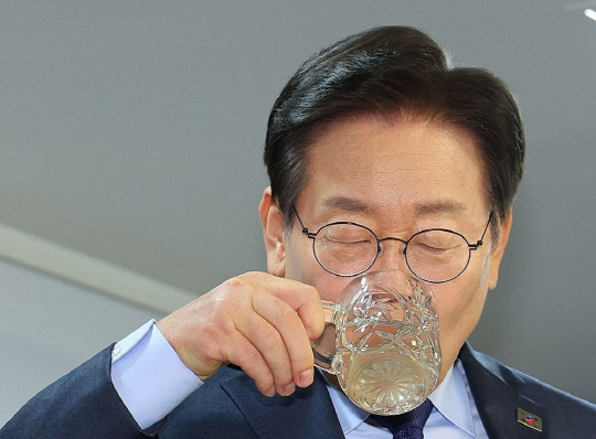 이재명 더불어민주당 전 대표가 10일 오전 서울 여의도 중앙당사에서 당대표 출마 선언 기자회견에서 물을 마시고 있다.<연합뉴스>